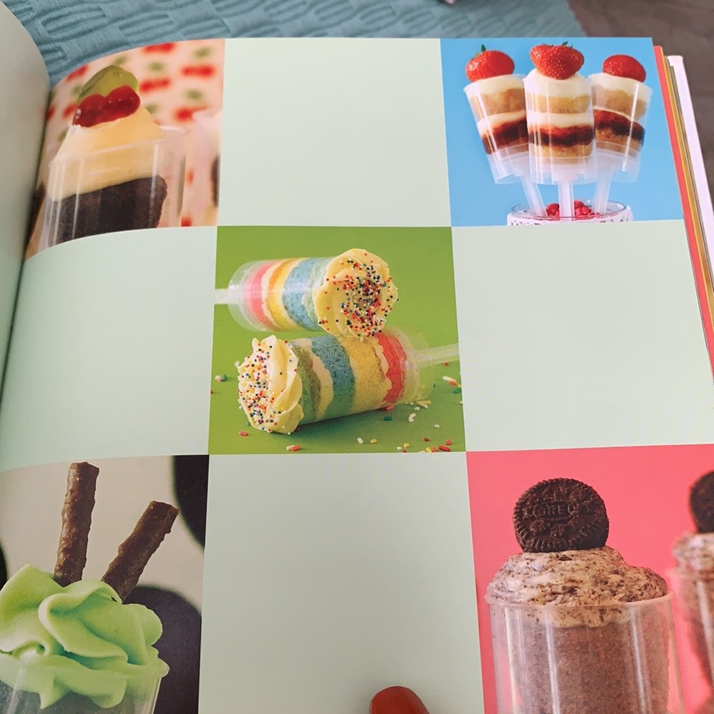 WILTON Bundle dessert cake kit & Recipe Book 2 piece set - Picture 8 of 10